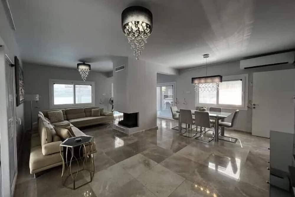 Foto 13 von 30: 4 Bedroom Private Villa, Pool, Kyrenia Town