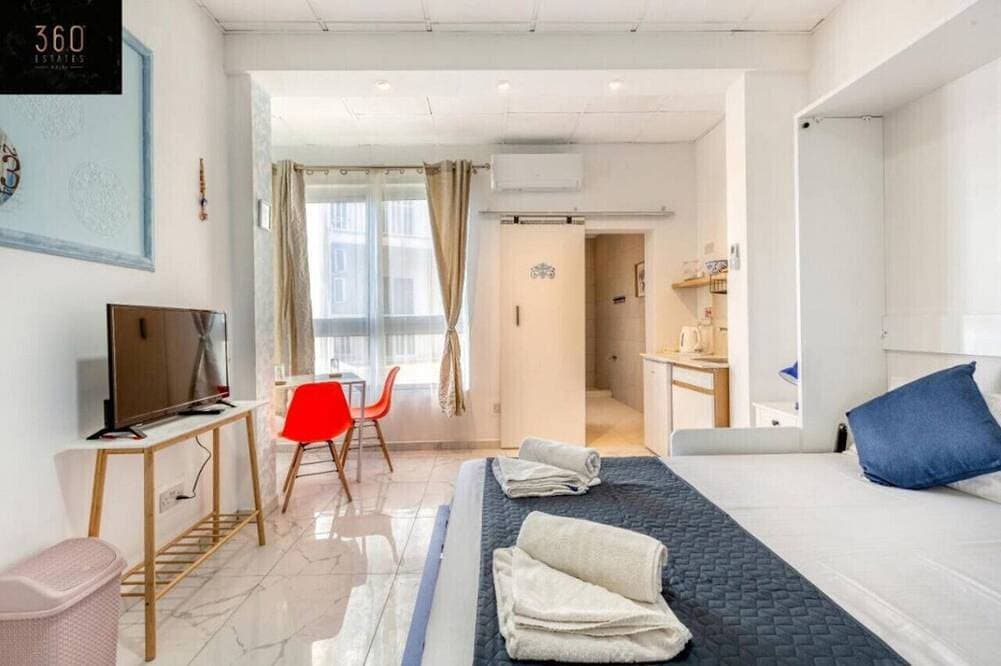 Foto 3 von 16: Studio Haven in Vibrant Sliema Neighborhood