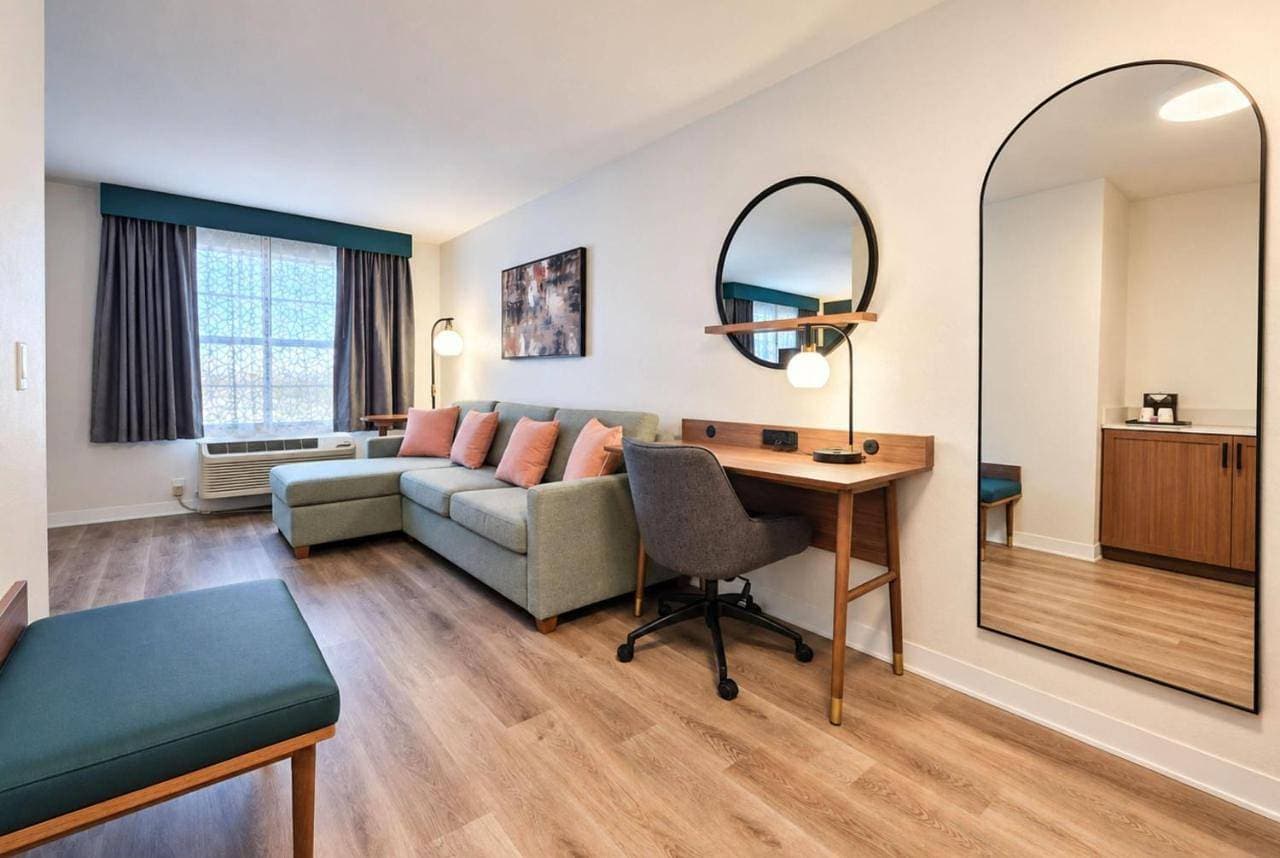 La Quinta Inn & Suites by Wyndham Auburn Hills / Detroit 1