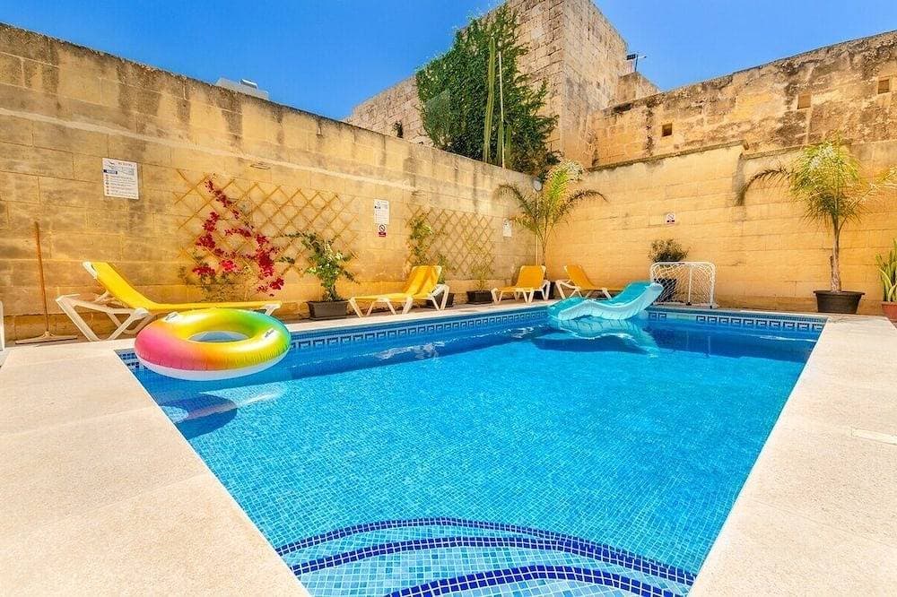 300y/o Gozo Country Villa: pool, games, sleeps 14 1