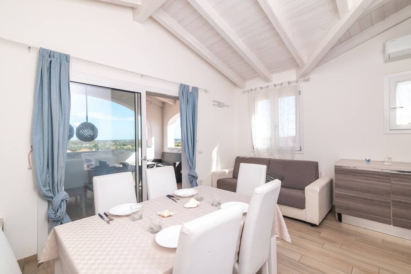 Foto 6 von 20: Ferienwohnung 'Attico Con Vista Mare A Budoni' mit Meerblick, Terrasse und Klimaanlage