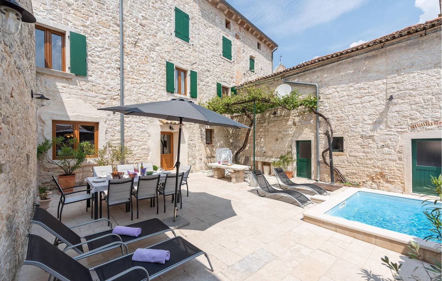 Foto 12 von 41: Charmante 2-Zimmer-Wohnung mit Pool, Terrasse und WLAN in Svetvinčenat