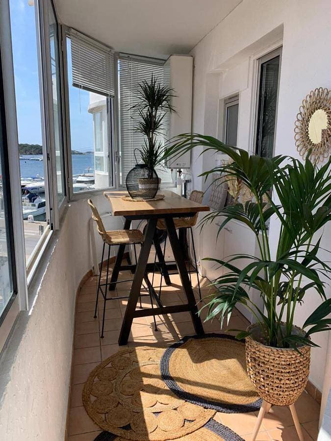 Bel appartement sur le port du Brusc avec sa place de parking privative. 1