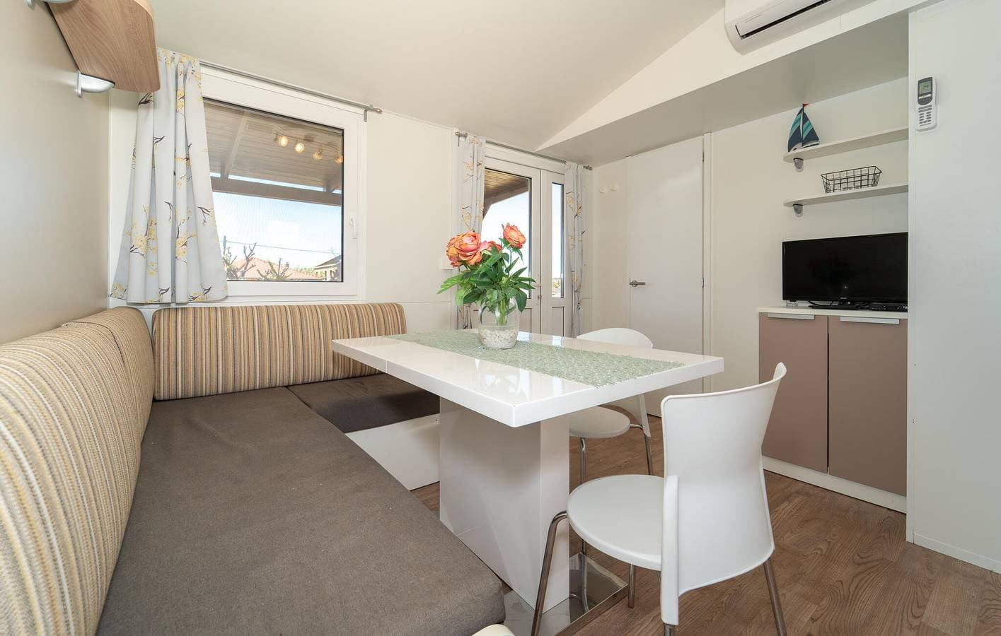 Foto 4 von 23: Gemütliches Mobilheim mit Meerblick, WLAN und Terrasse – 1 km vom Strand entfernt