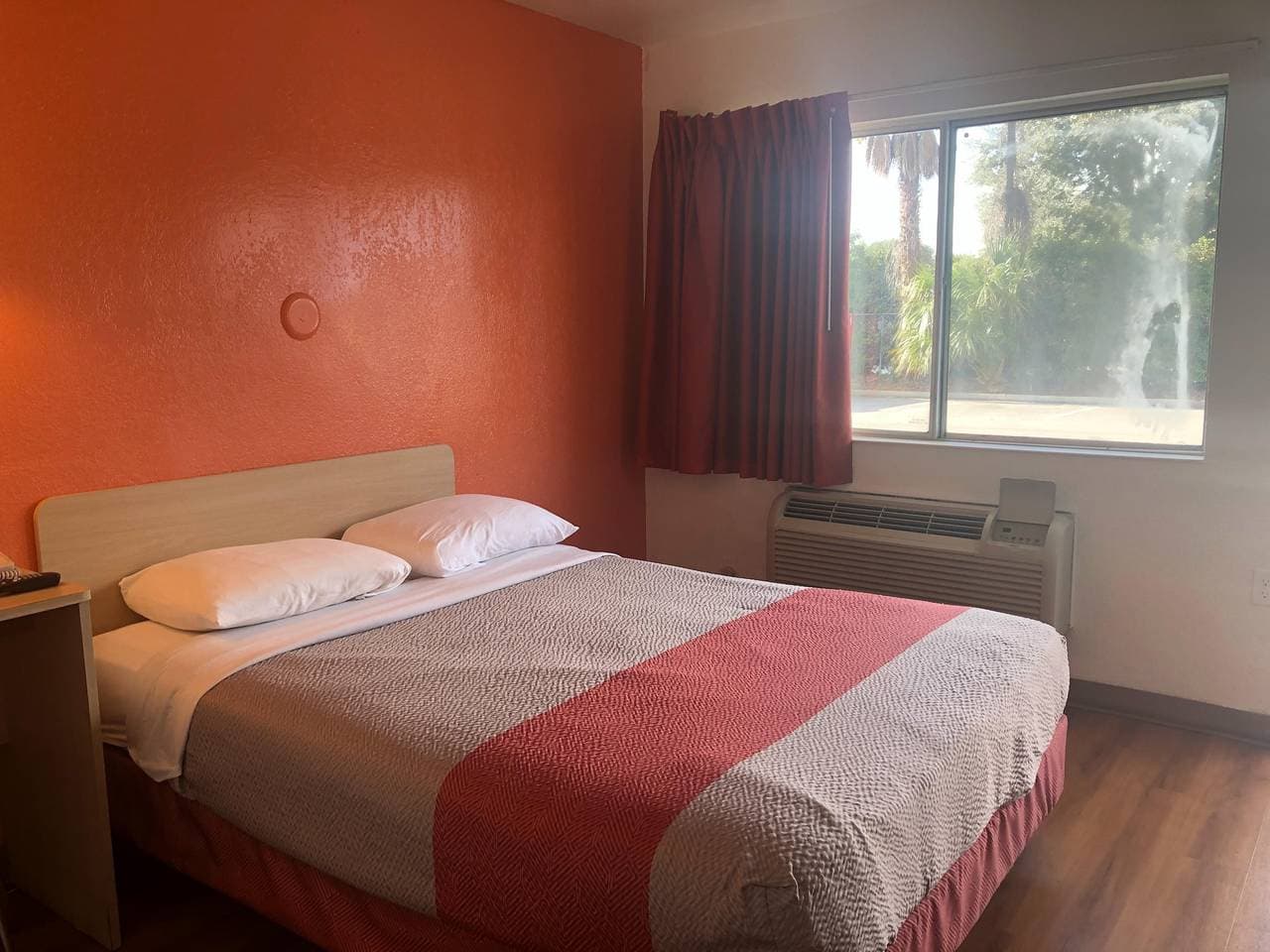 Foto 13 von 24: 1 Doppelbett | Barrierefrei/Badewanne