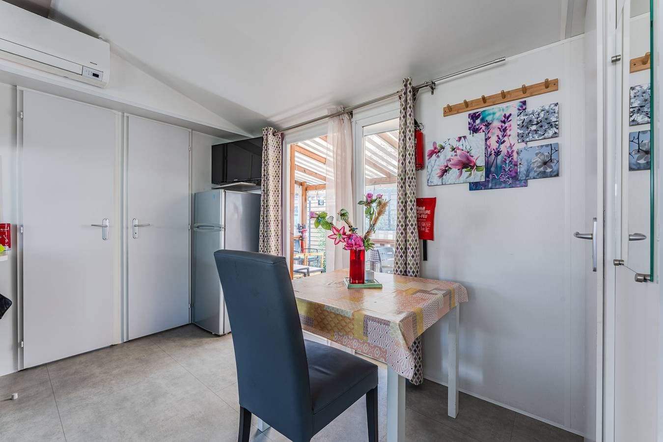 Foto 5 von 25: Mobilheim 'Les Dunes De Contis' mit Gemeinschaftspool, privater Terrasse und Klimaanlage