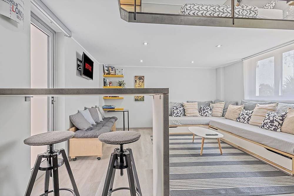 Foto 8 von 23: Charming loft-style apartment just 60 m from Artemida’s long sandy beach!