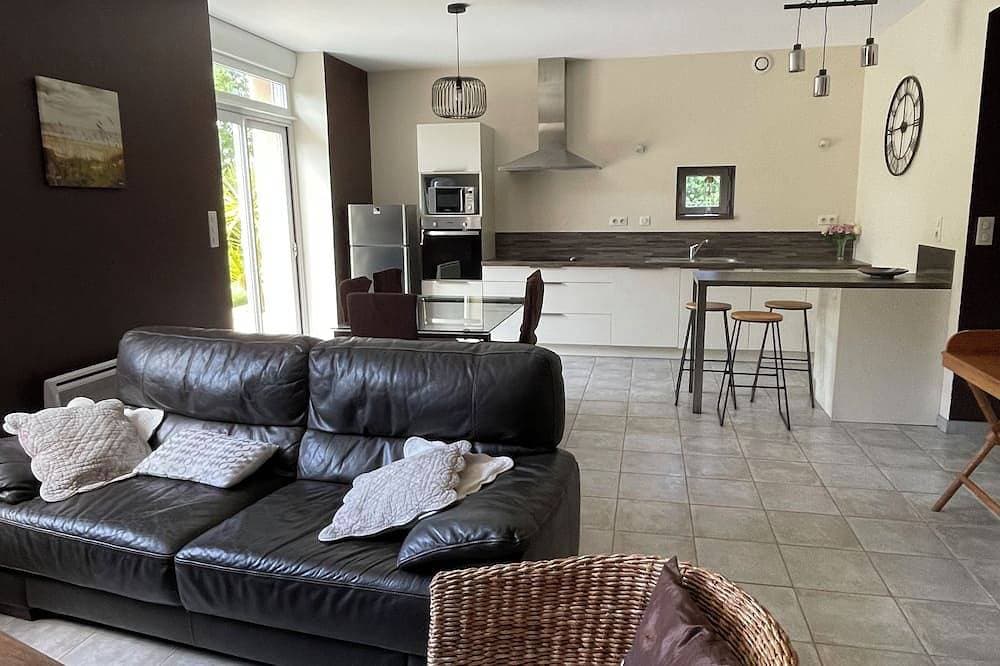 Foto 12 von 16: A charming, renovated house with an enclosed garden, located 1 km from Pors Carn Beach.