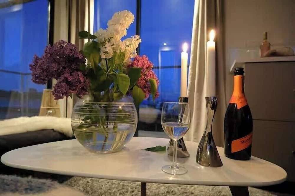Foto 8 von 10: Solvesborg Houseboat with Harbour Views - Sleeps 4
