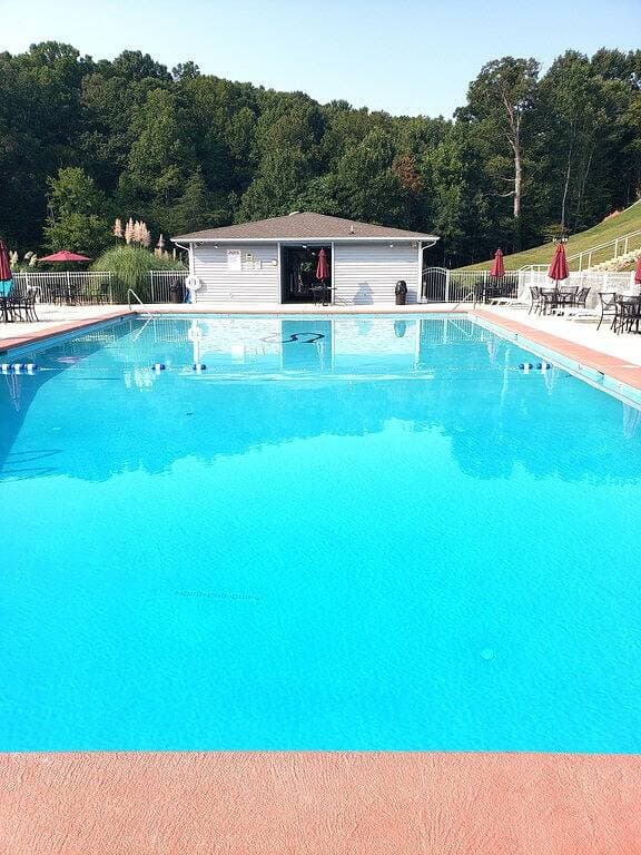 Foto 12 von 46: Breathtaking Sunset Views Over Smith Mountain Lake offers no stairs to condo