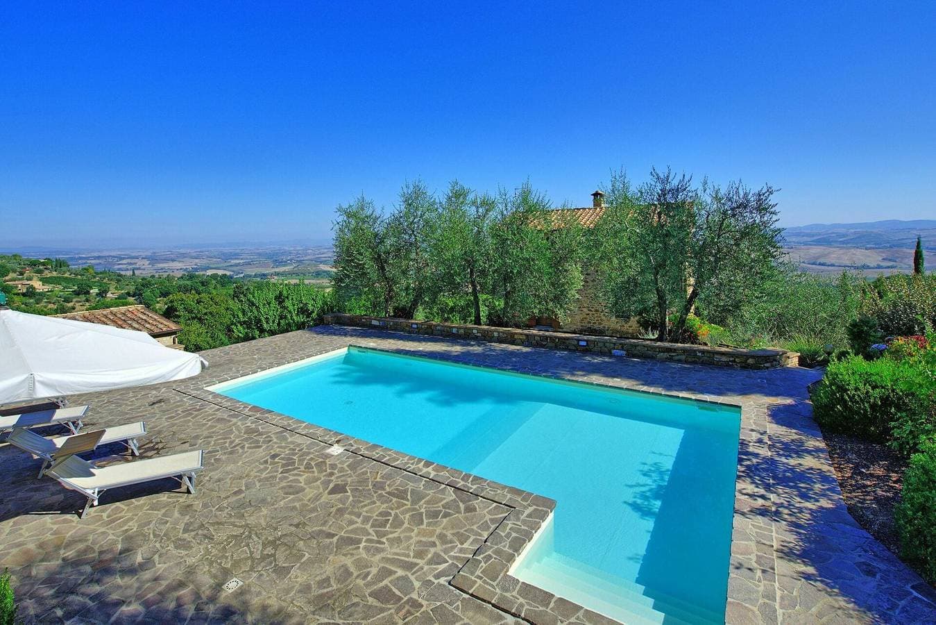 Foto 4 von 39: Villa für 8 Personen mit Pool