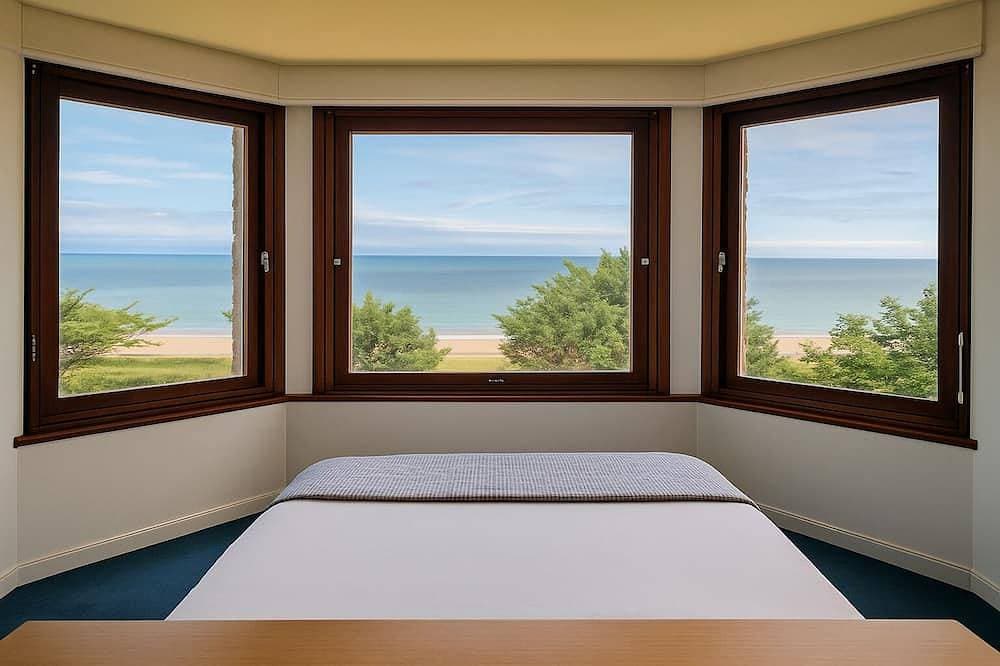 Foto 2 von 30: La Sauvagère, Exceptional Art Deco Villa on Omaha Beach with Direct Beach Access