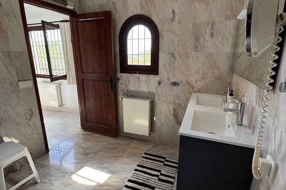 Foto 8 von 24: Tranquil Villa Escape - family sized hillside Villa with private swimming pool