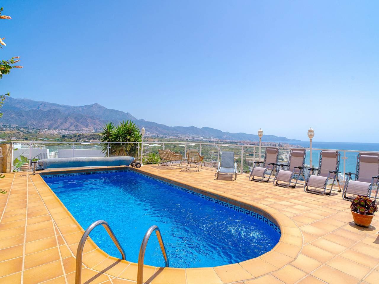 Exklusive Villa mit privatem Pool, Klimaanlage und Parkplatz nahe Nerja 1