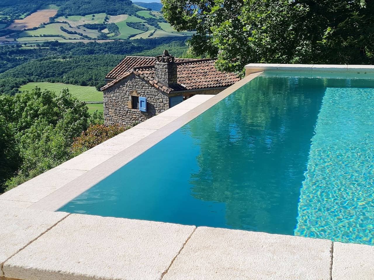 Foto 2 von 16: Charmantes Haus in Saint-Georges-de-Luzençon mit Jacuzzi