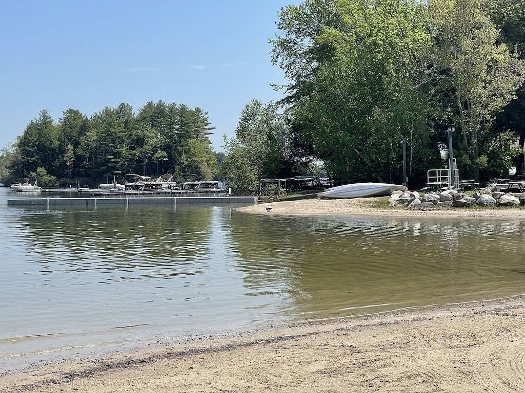 Foto 10 von 43: Serenity at Point Sebago -Club Sebago Way.