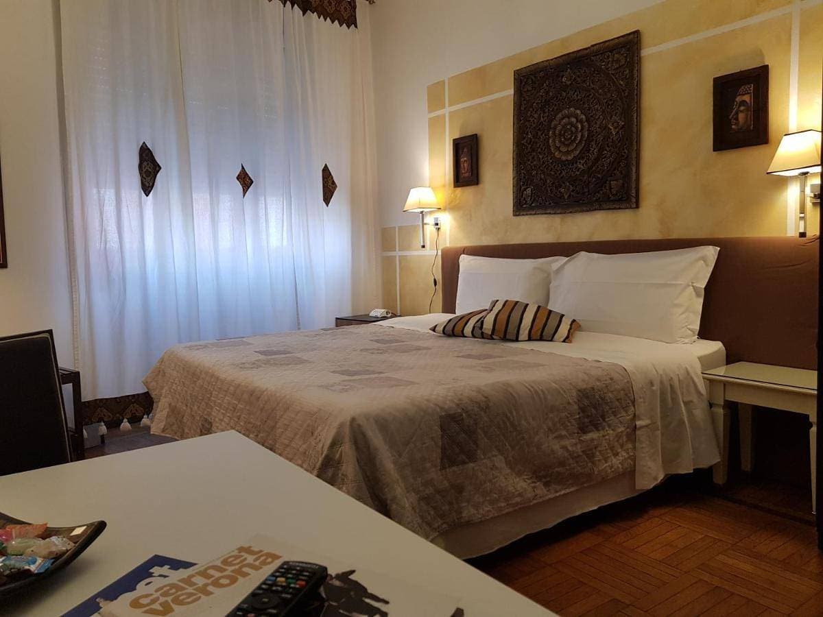 Foto 2 von 5: Double or Twin Room with Shared Bathroom