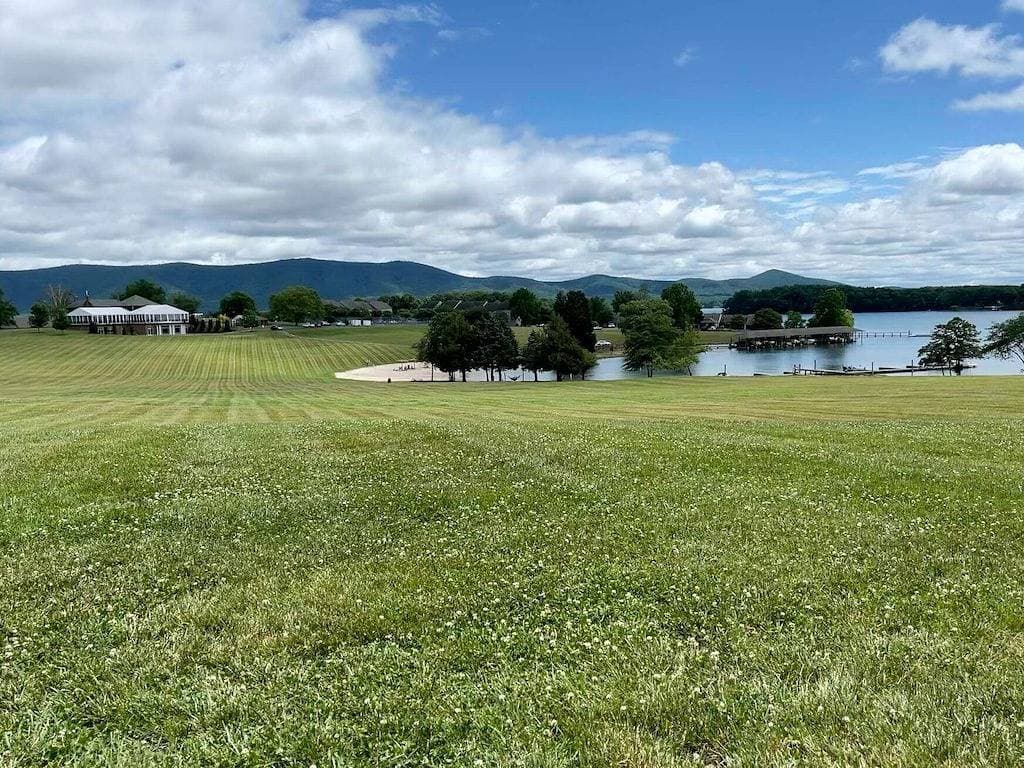 Foto 13 von 37: Bernard's Landing Hillside Lake Escape @ Sml