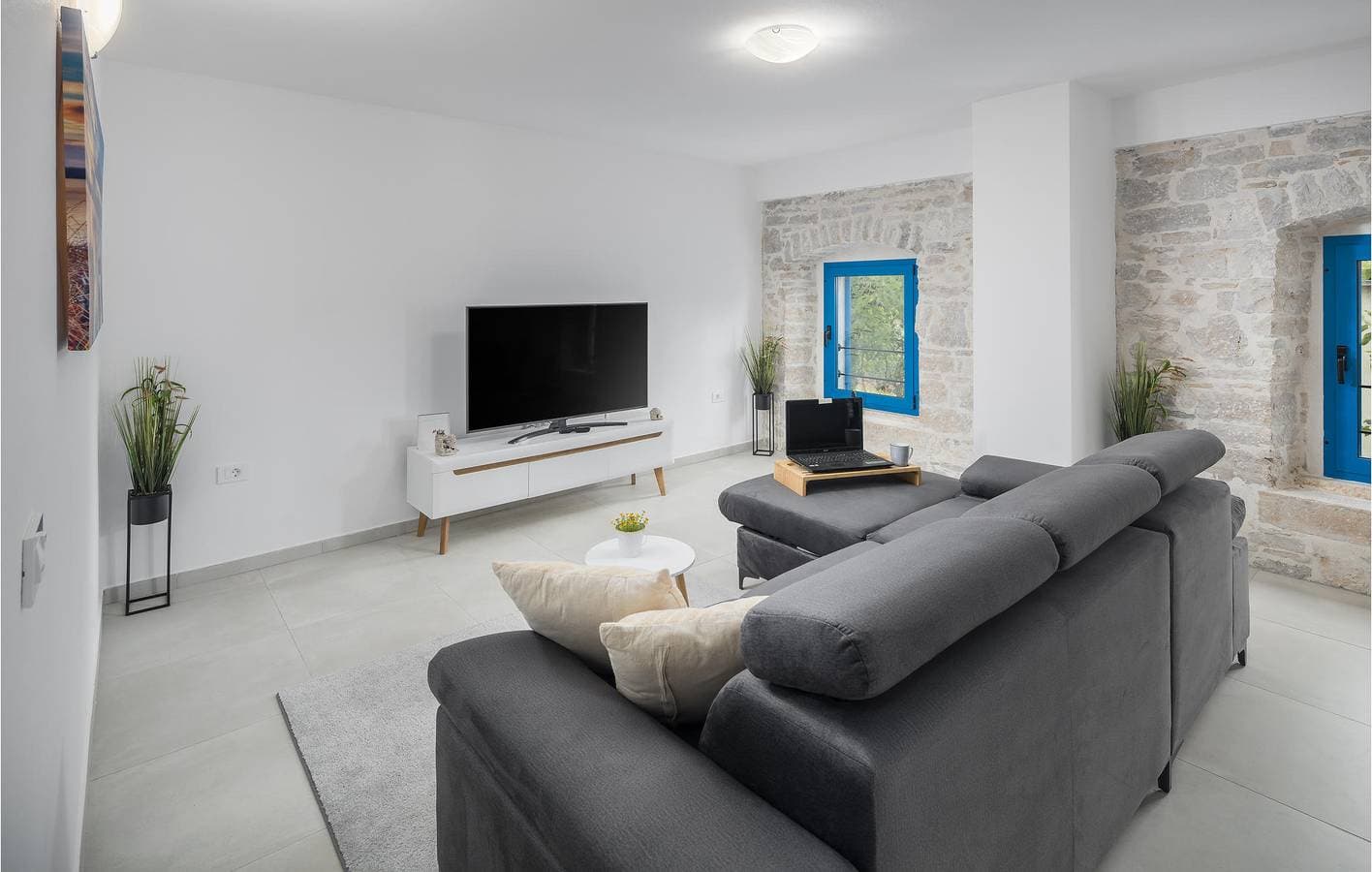 Foto 4 von 33: Gemütliche 1-Zimmer-Wohnung mit Pool, WLAN und Parkplatz in Anzici