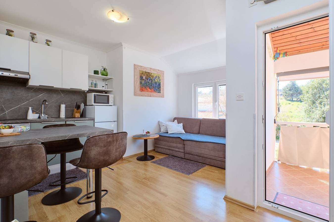 Foto 2 von 22: Das Apartment Jasmina 1 befindet sich in ruhiger Lage in Mali Lošinj. Es ist ideal für zwei Personen und besteht aus einem Schlafzimmer, einem Badezimmer, einem Wohnzimmer, einem Esszimmer und einer Küche. Es verfügt außerdem über eine Terrasse und einen Parkplatz vor dem Gebäude.