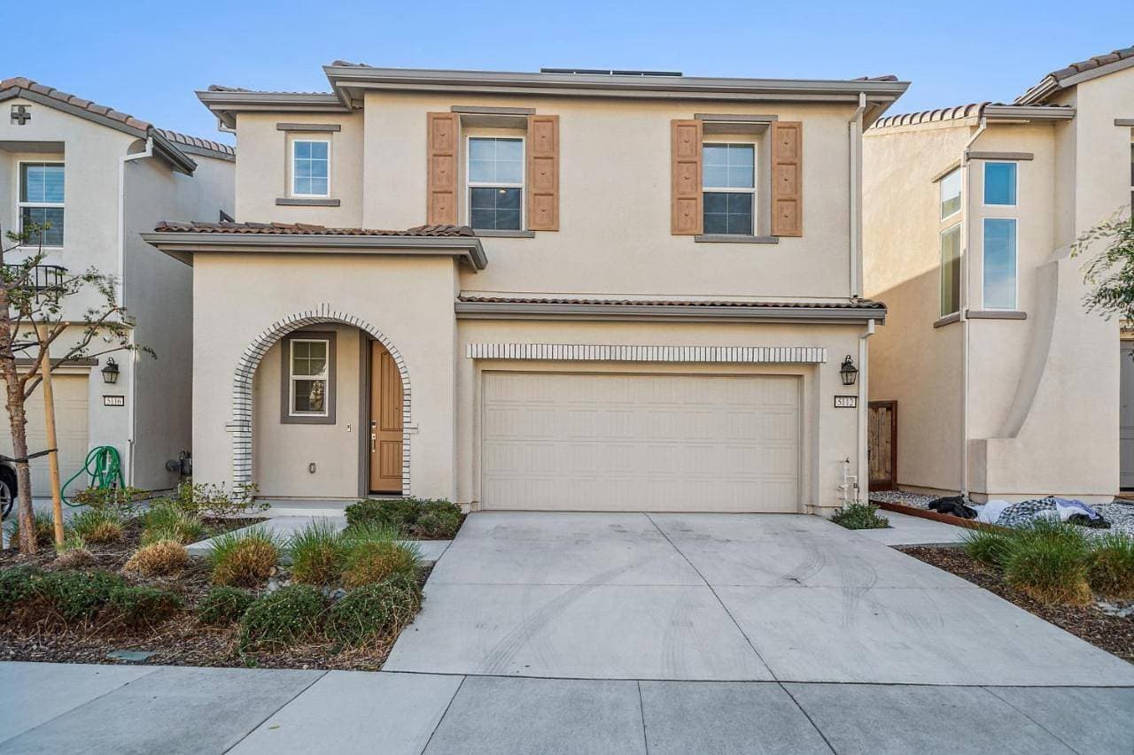Modern family-friendly home, Napa, wine country, private backyard, fire pit 1