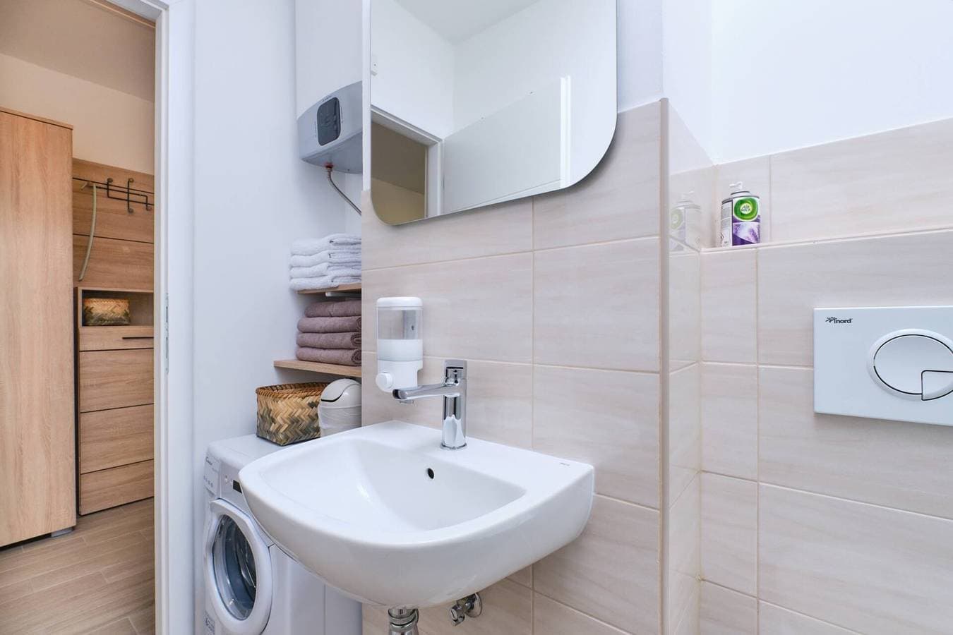 Foto 10 von 12: Das Apartment Billy 1 im ersten Stock bietet Platz für 3 Personen.Es verfügt über ein Schlafzimmer, ein Wohnzimmer, eine Küche, ein Badezimmer mit Dusche und einen Balkon mit Blick auf das Meer.