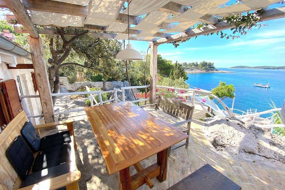 House for two with a private terrace located directly on the beach, town Hvar 1