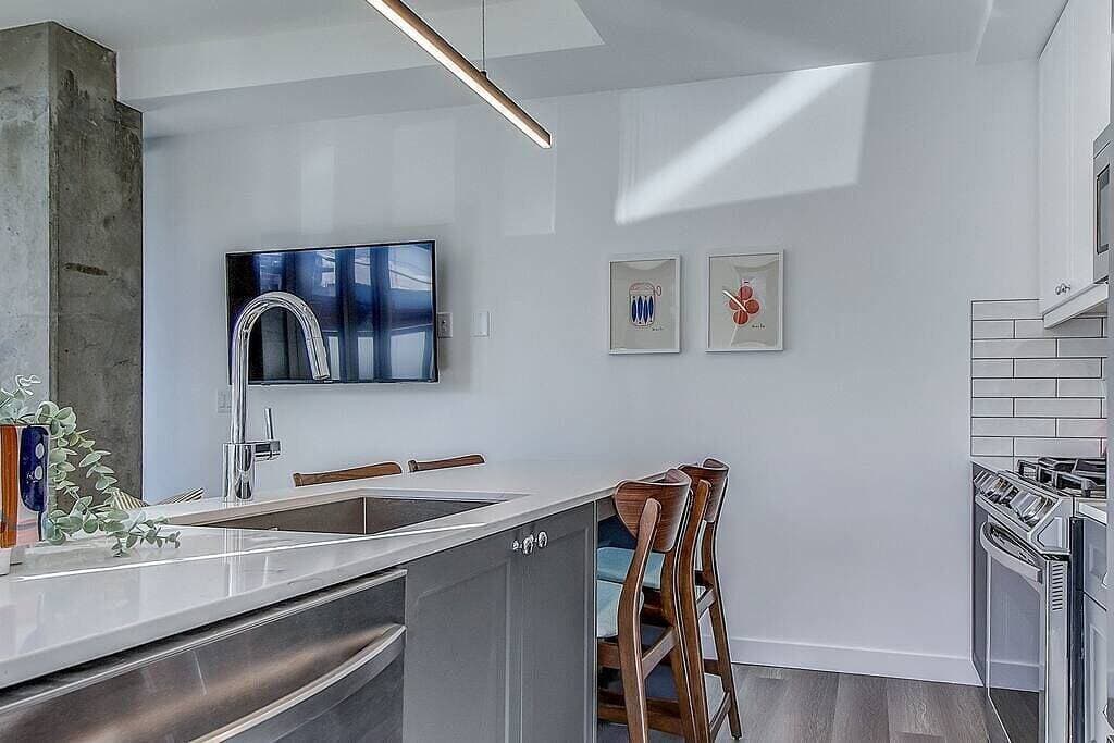 Foto 9 von 49: Vibrant & Modern Condo with Patio near Lrt