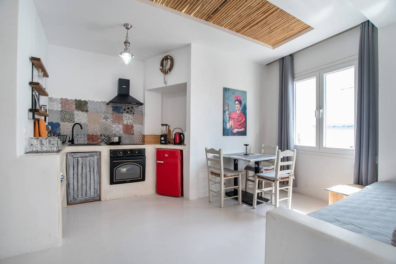 Foto 4 von 18: Einzimmerapartment 'Helmos Premium' mit WLAN und Klimaanlage