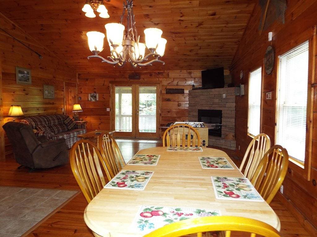 Foto 6 von 33: \"Sweet Life\" * Log Cabin auf Cosby Creek mit Wifi-