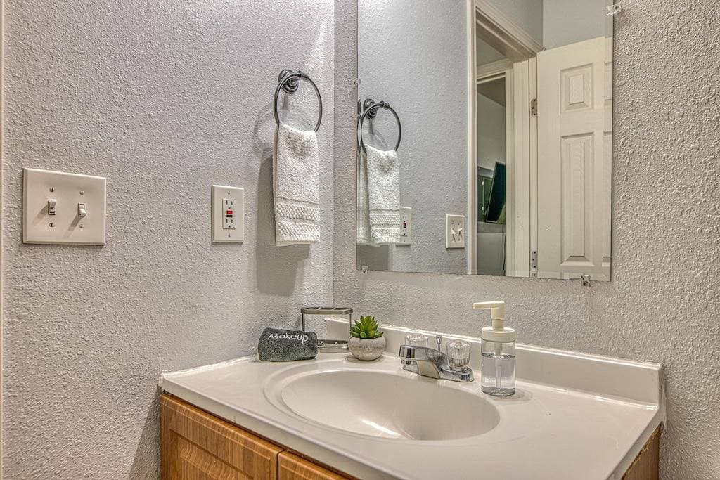 Foto 2 von 19: ✨ By Fort Bliss: 2 King Beds, Fast WIFI, Full Bath, Laundry