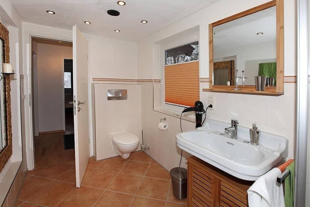 Foto 4 von 10: Schoene, liebevoll komplett renovierte Ferienwohnung direkt unter dem Karwendel.