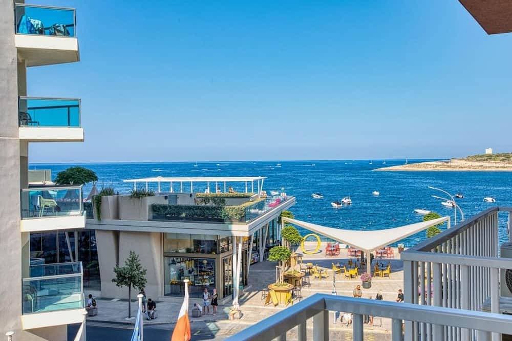 Seafront home opposite beach w/WIFI & AC in Qawra 1