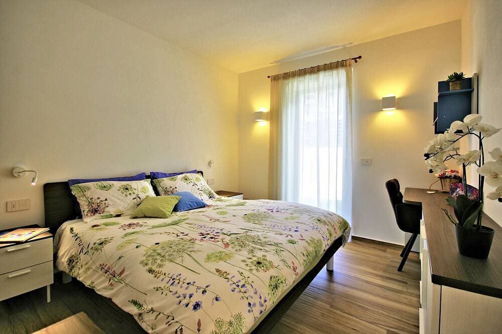 Foto 2 von 30: Modern lake view apartment with shared pool, garden, parking, air-conditioning