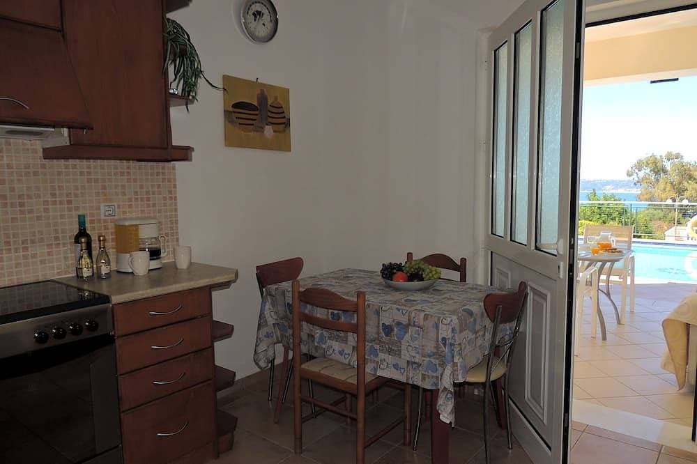 Foto 13 von 30: Schöne Villa mit 40m2 Pool mit römischer Treppe und einen Panoramablick auf das Meer