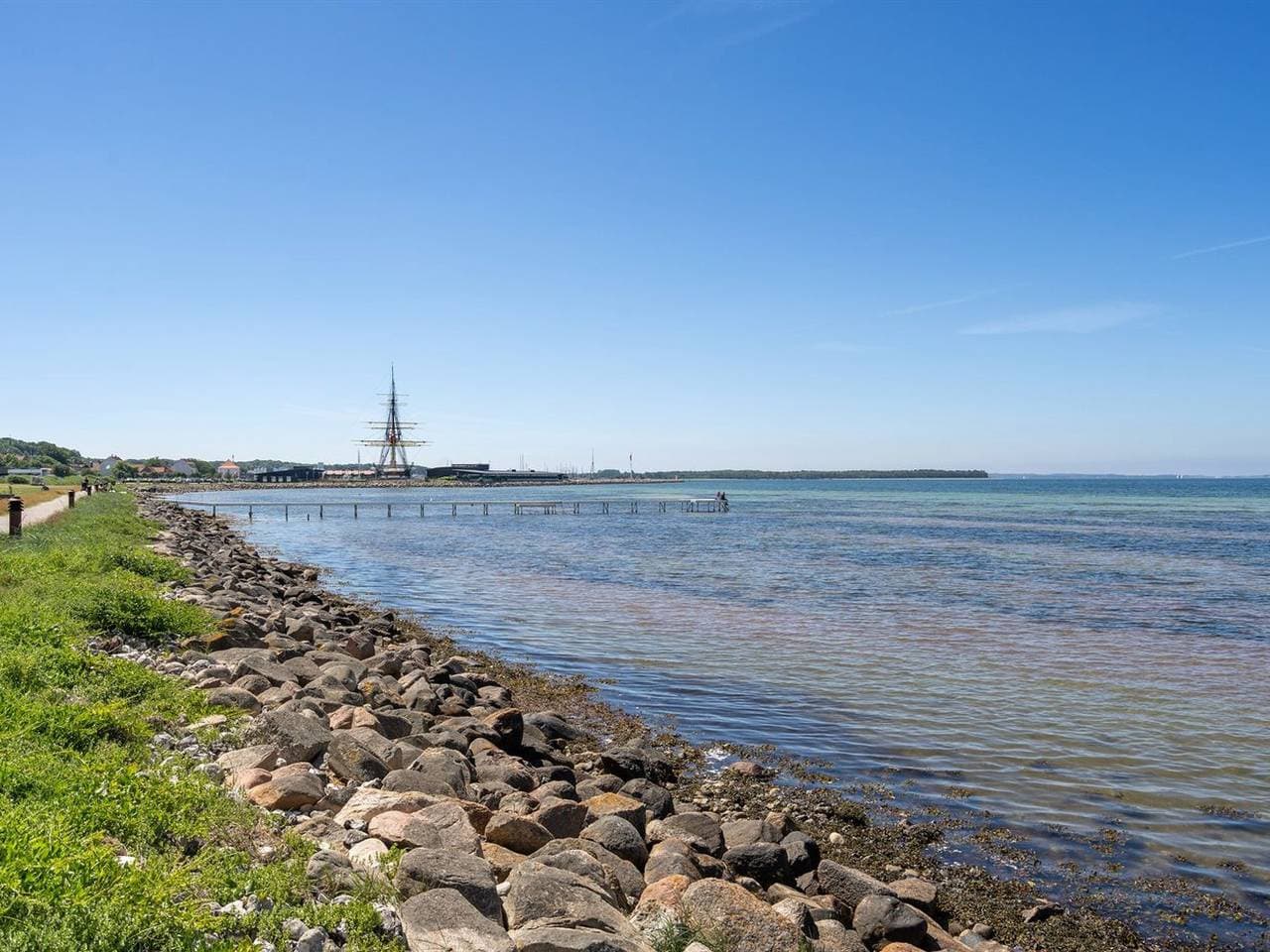Foto 12 von 25: "Elvin" - 20m from the sea