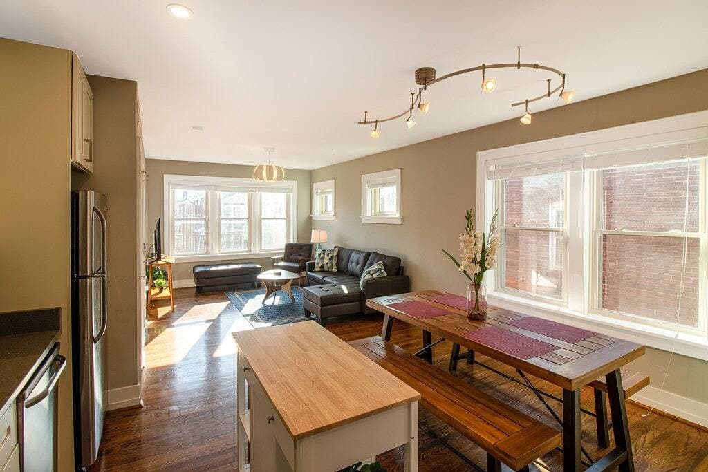 Foto 3 von 28: Chic Minimalist Gem w/ Fenced Backyard + W/D