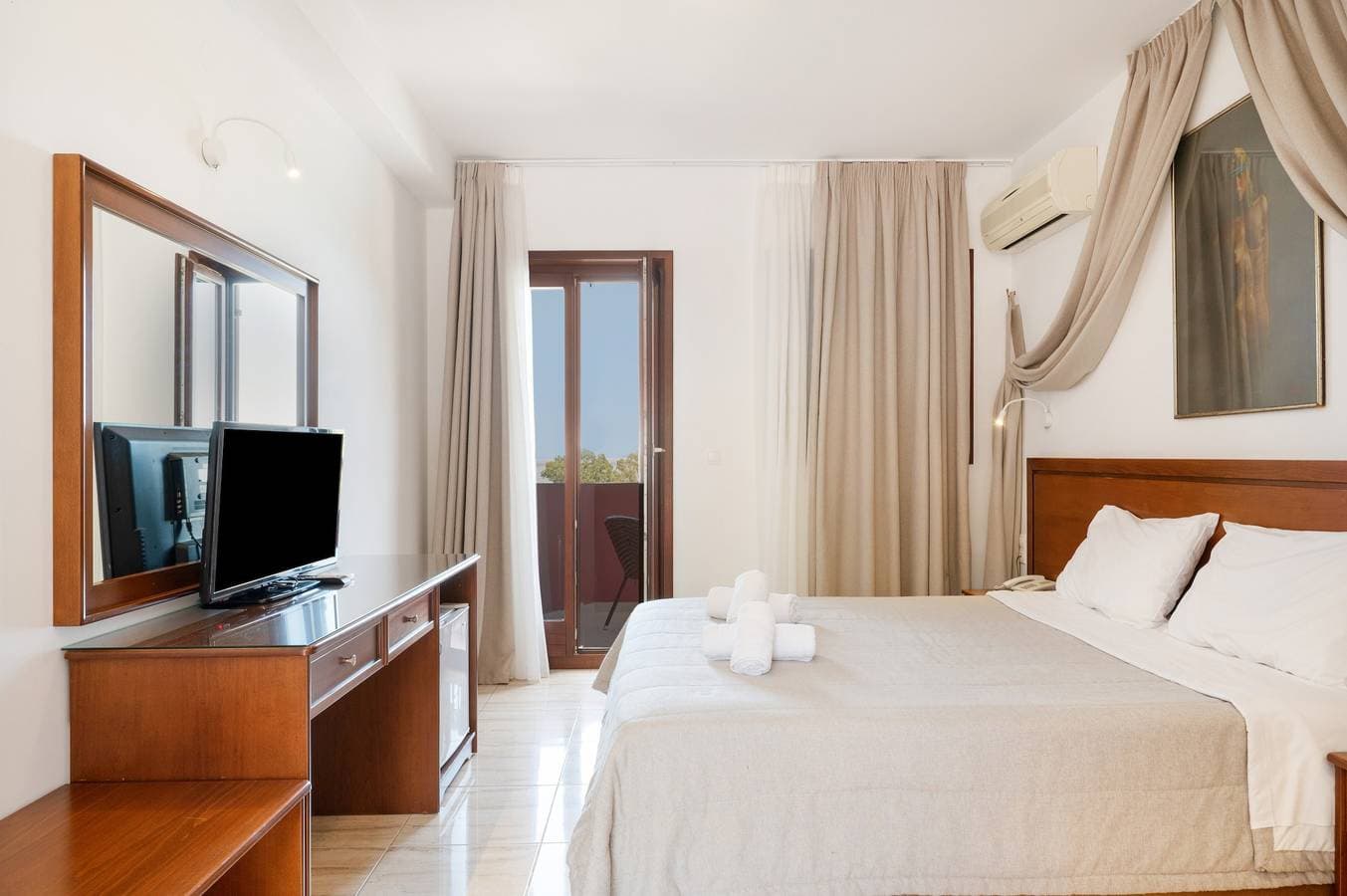 Foto 5 von 21: Klassisches Doppelzimmer im Hotel Aristotelis mit Meerblick und Balkon