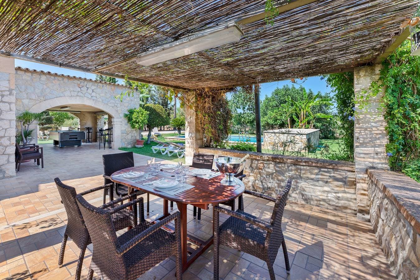 Foto 4 von 25: Haustierfreundliche Villa Cala Veritat mit Bergblick, Pool, A/C, WLAN, Garten, Terrasse und Balkon