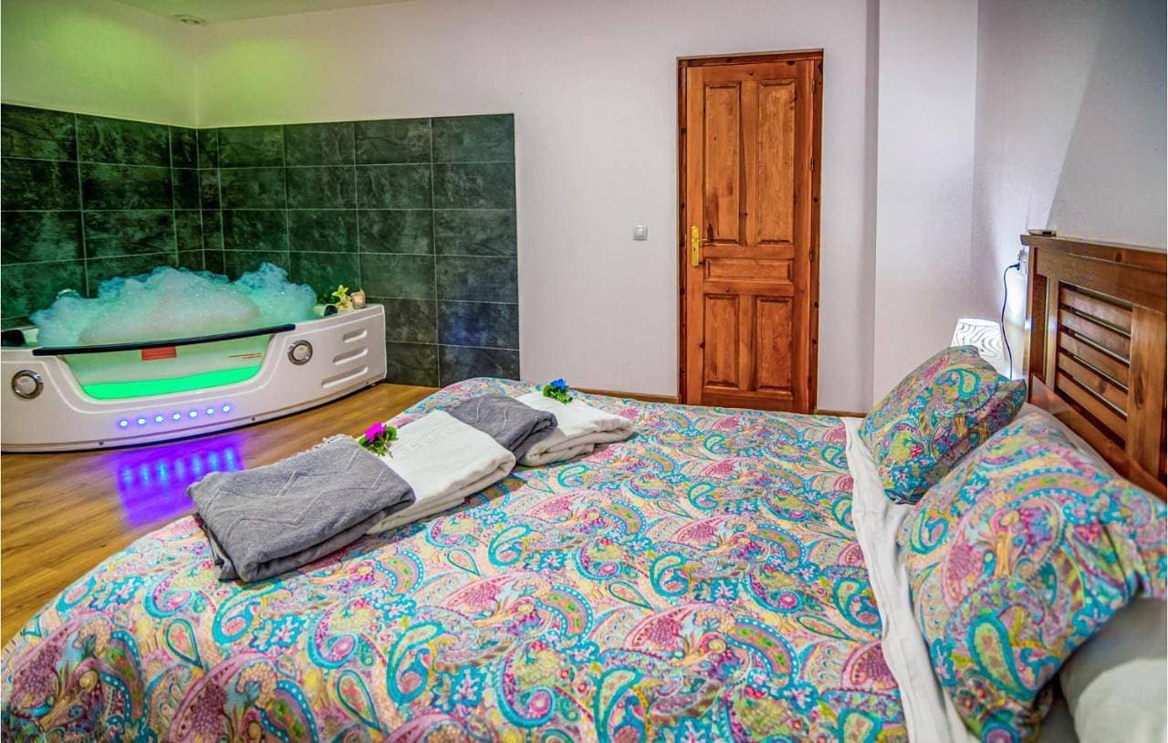 2 Bedroom Nice Apartment In La Omañuela 1