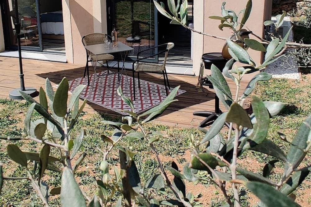 In the calm of green Provence<br>3 *** 1