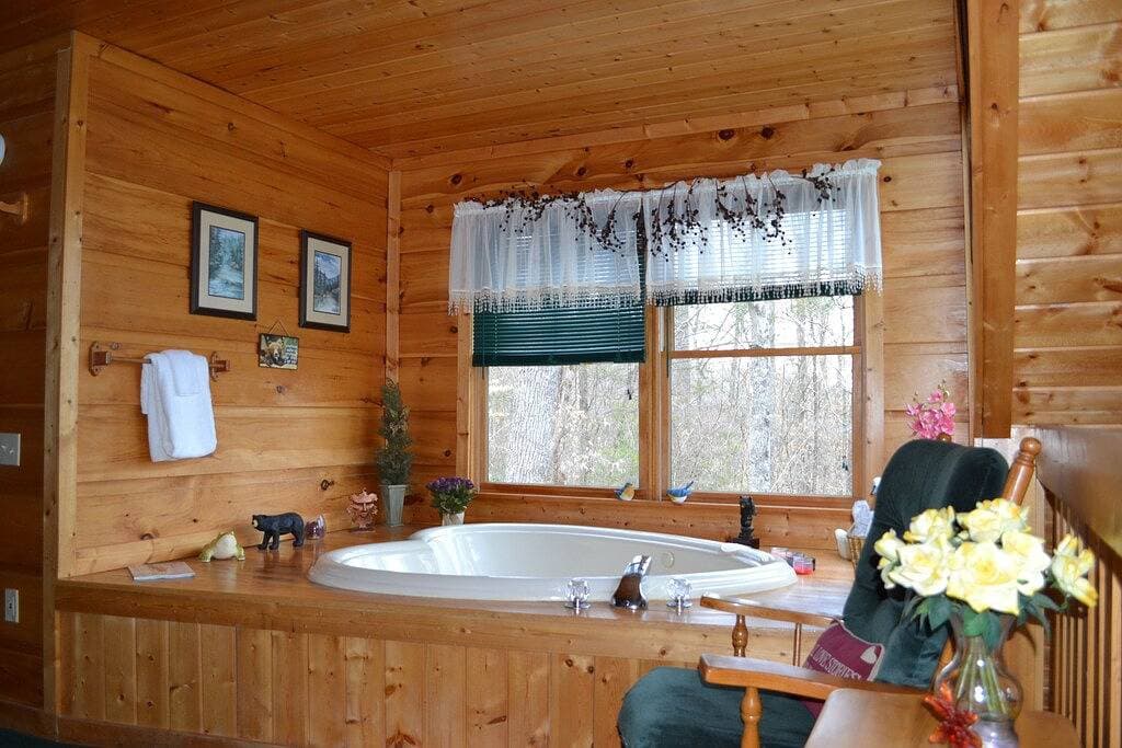 Foto 7 von 24: Abgeschieden! Privat! Kommen Sie zu Lazy Bear, um weg von allem! Große heiße Wanne!