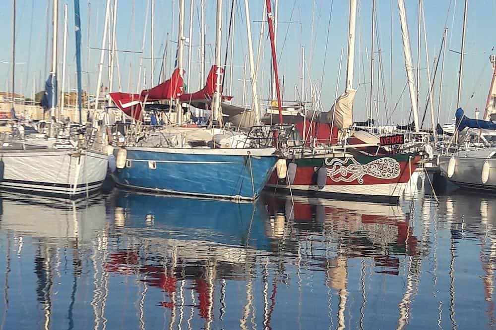 70m2 town apartment, located a stone's throw from the old port. 1