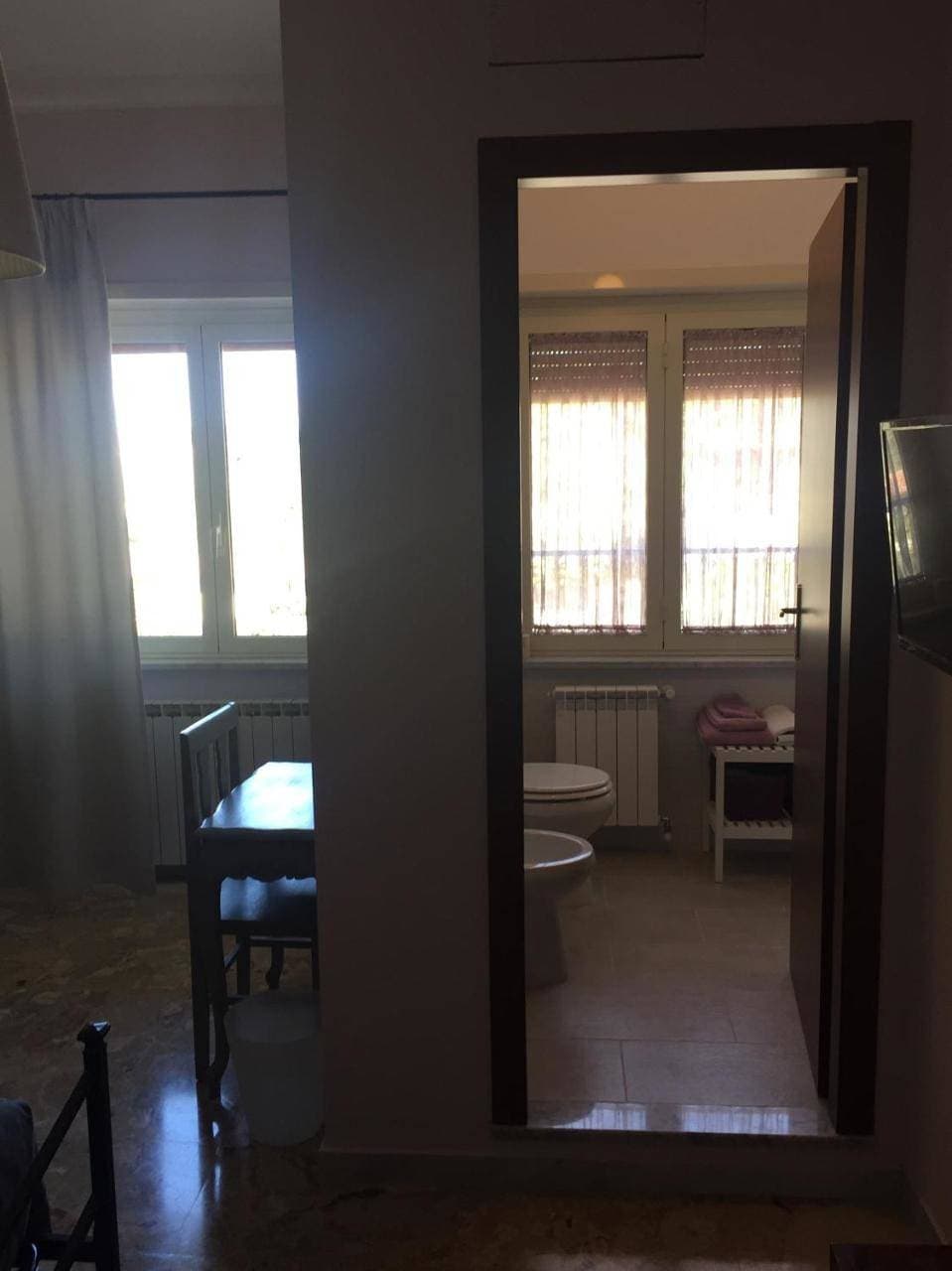 Foto 5 von 10: Double Room with Private Bathroom