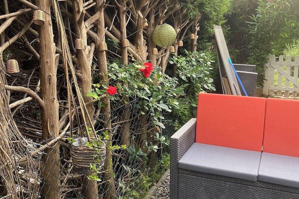 Foto 13 von 13: Lovely, quiet garden-level studio close to the port and small shops.