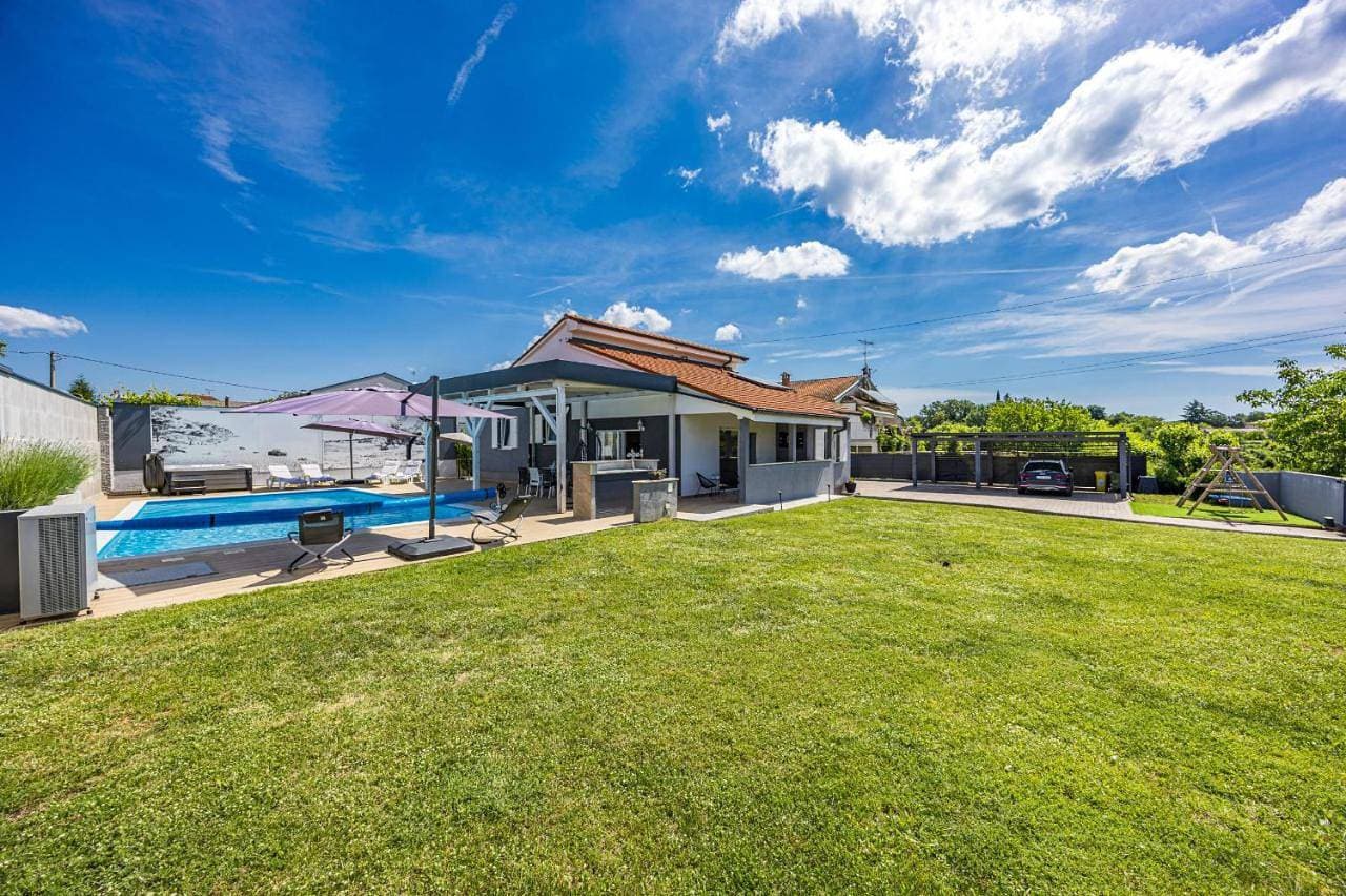 Foto 2 von 5: Villa with Private Pool