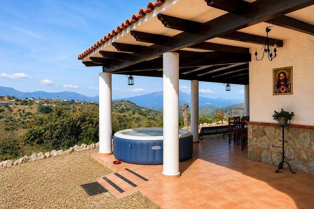 Foto 12 von 28: Country House with a Jacuzzi, Pool, and Spectacular Mountain Views