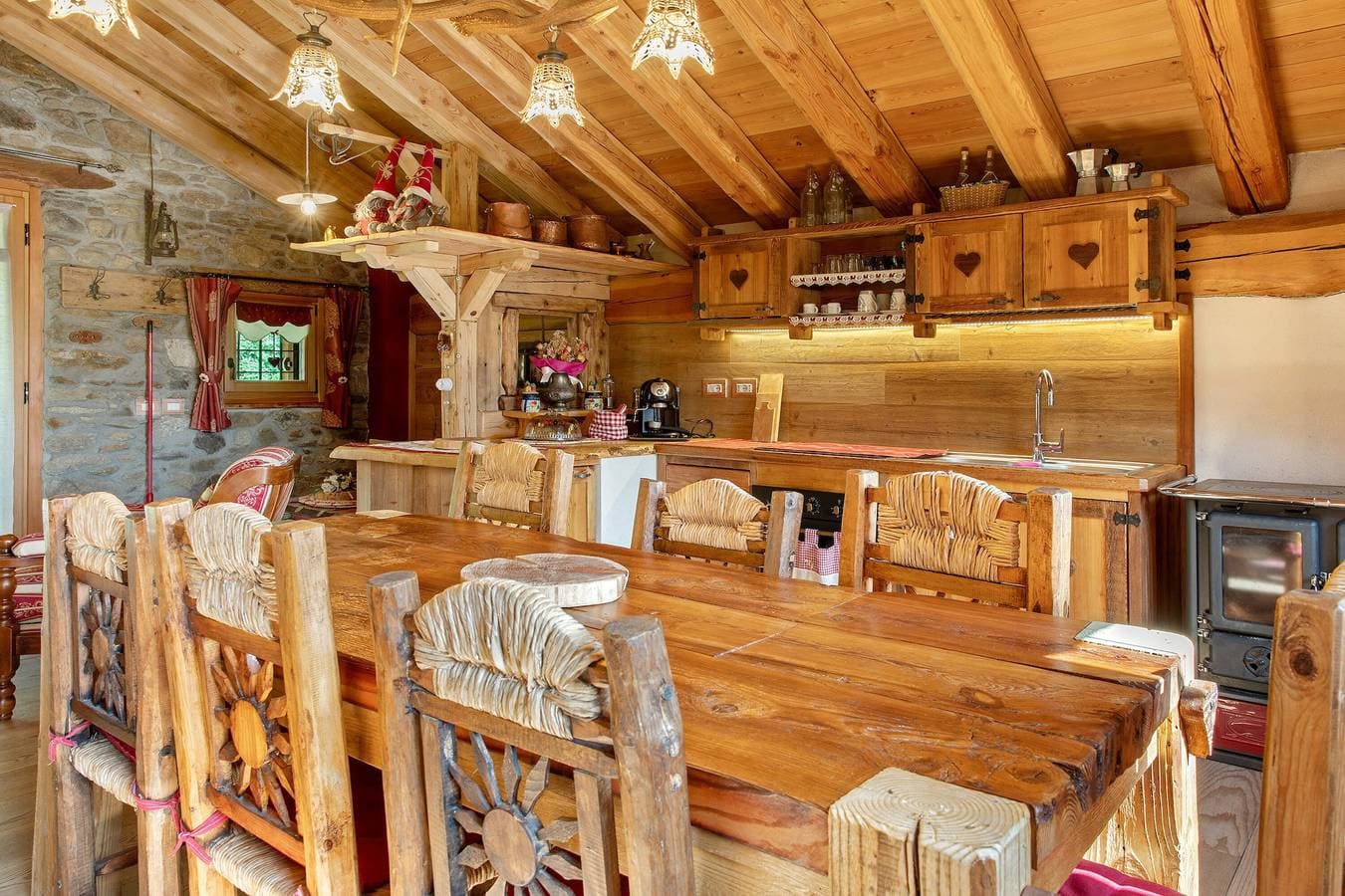 Foto 13 von 53: Apartment im Chalet 'Wohnbereich mit Deluxe-Zimmer' mit Bergblick