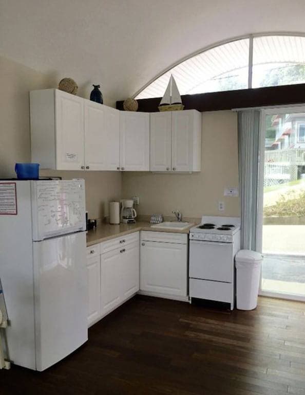 Foto 4 von 8: Couples Waterfront Condo Saugatuck Kayak-Beach-hike-kayak  Outdoor Heated Pool