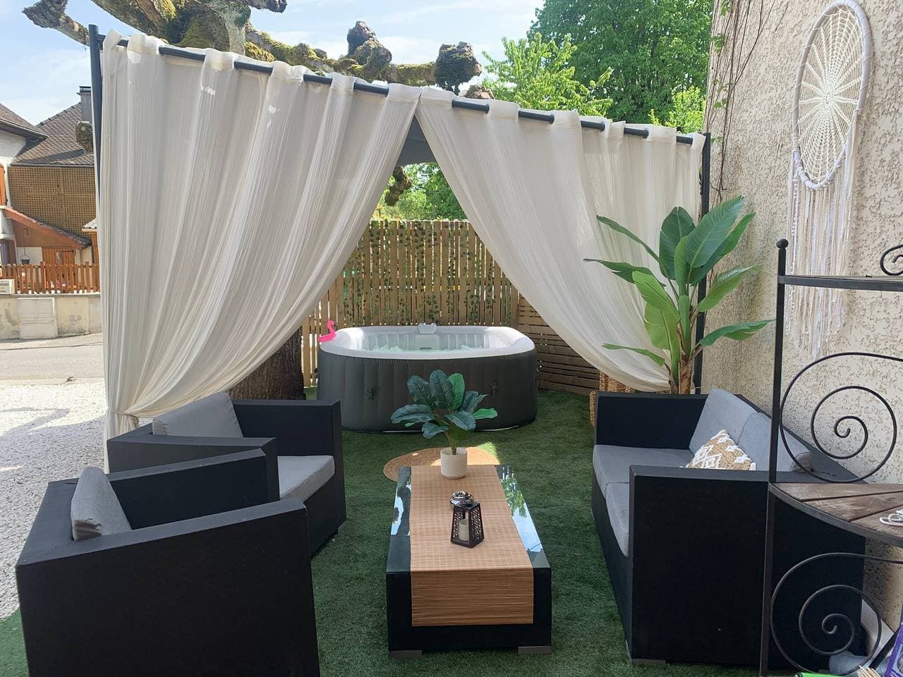 Foto 4 von 29: Cocoon-Zimmer mit Garten und privatem Jacuzzi